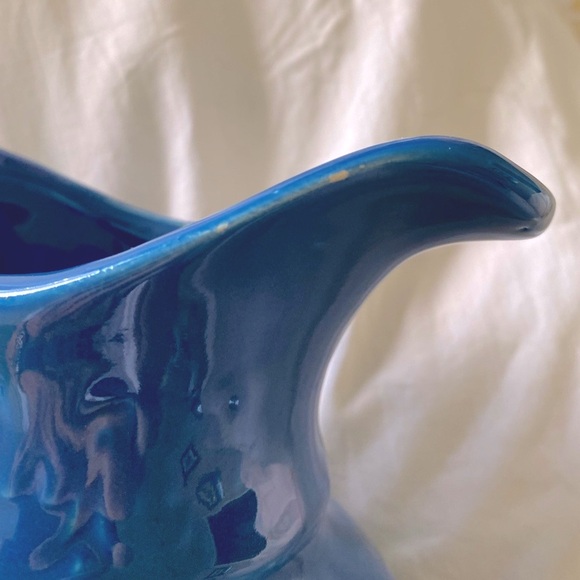 Vintage McCoy Raised Turkey vase/pitcher 1968. Beautiful blue. Tiny chip on top. - Picture 4 of 15